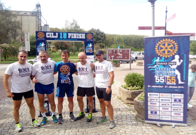 Četvorica pančevačkih maratonaca čitavu etapu su trčali uz Nikolića, a zatim su im se priključili i članovi Atletskog kluba “Dinamo” iz Pančeva