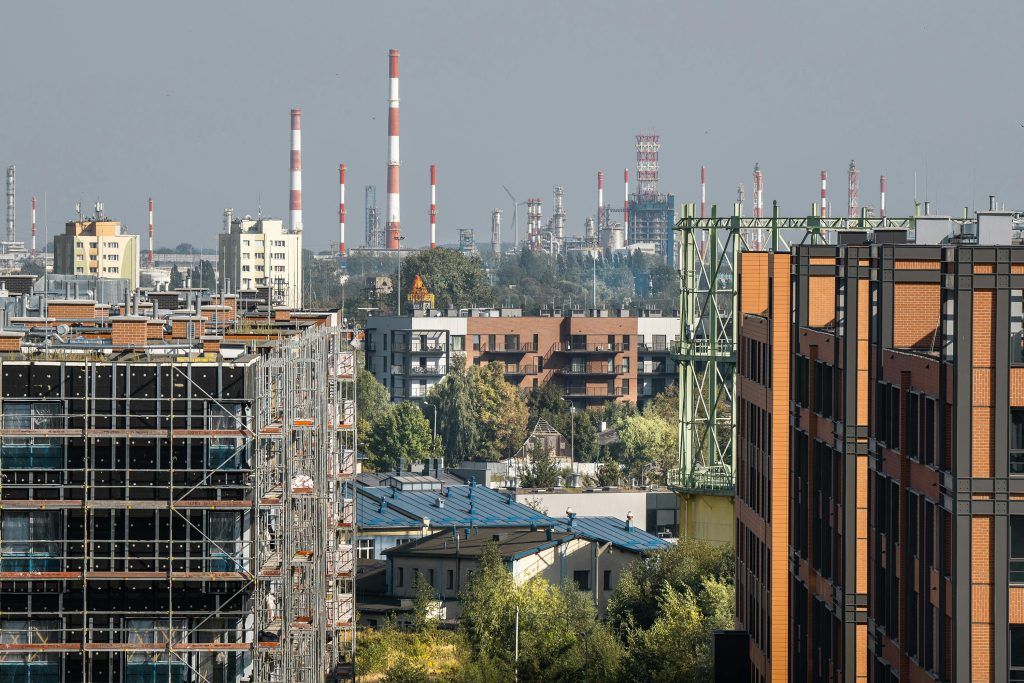 Predstavljne moderni kapitalizam. Photo by Jakub Zerdzicki: https://www.pexels.com/photo/urban-landscape-with-industrial-skyline-in-background-28851020/