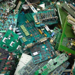 Prikaz elektronskog otpada (e-otpada) koji uključuje stare uređaje poput mobilnih telefona, računara i televizora, simbolizujući izazove i mogućnosti reciklaže u okviru cirkularne ekonomije.