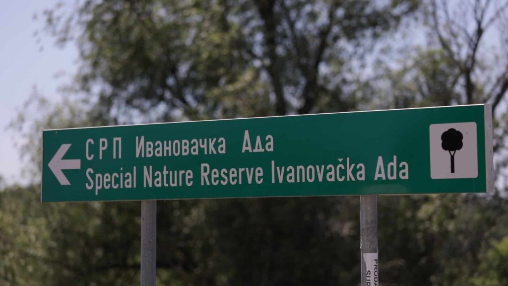 Dobro postavljena turistička signalizacija za Ivanovačke ade.