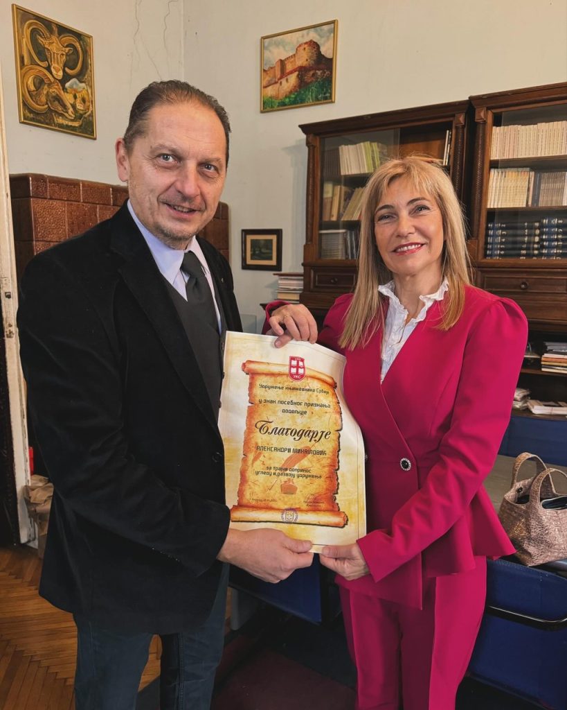 Predsednik UKS-a Milos Jankovic i dobitnica Blagodarja, prof. Aleksandra Miailovic