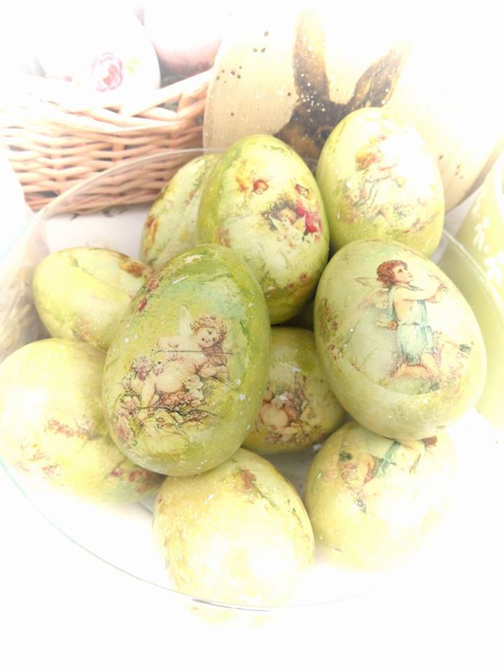 Ali, osim tradicionalnih metoda, novi pristupi poput dekupaža i šlingovanja daju jajima čaroban dodir. Dekupažom dodajemo slojeve papira ili tkanine na jaje, stvarajući jedinstvene dizajne.