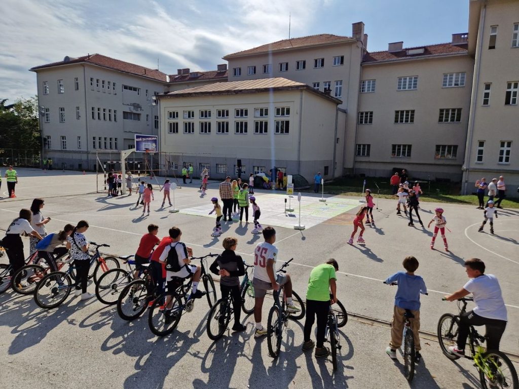 Stalna konferencija gradova i opština i švedska SALAR organizacija pomažu u osmišljavanju paketa podrške za lokalne vlasti. 