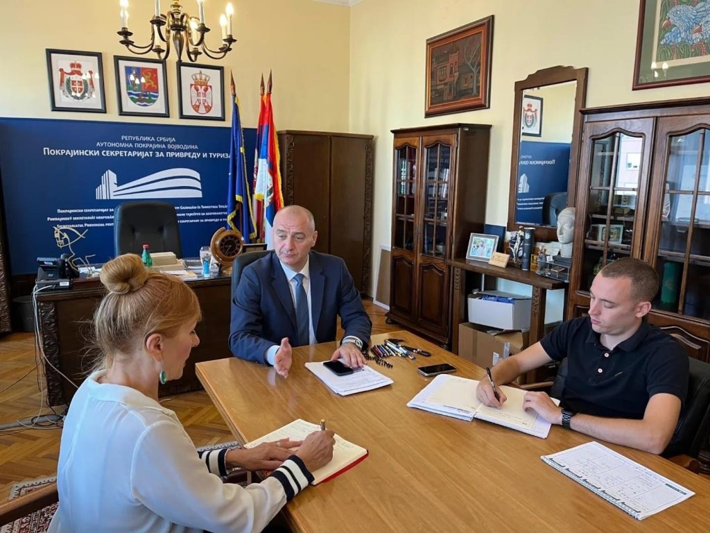 Saradnja između Pokrajinskog sekretara za privredu i turizam dr Nenada Ivaniševića i Udruženja „SRNA“ bila je tema sastanka sa predsednicom Udruženja. Prof. dr Sanja Kuzmanović Podunavac i dr Ivanišević razgovarali su o nastavku saradnje između Sekretarijata i Udruženja. Saradnja je ključna za efikasno povezivanje akademske i naučne zajednice sa privredom i tržištem. Ova saradnja doprinosi unapređenju privrede i stvaranju novih mogućnosti za inovacije.