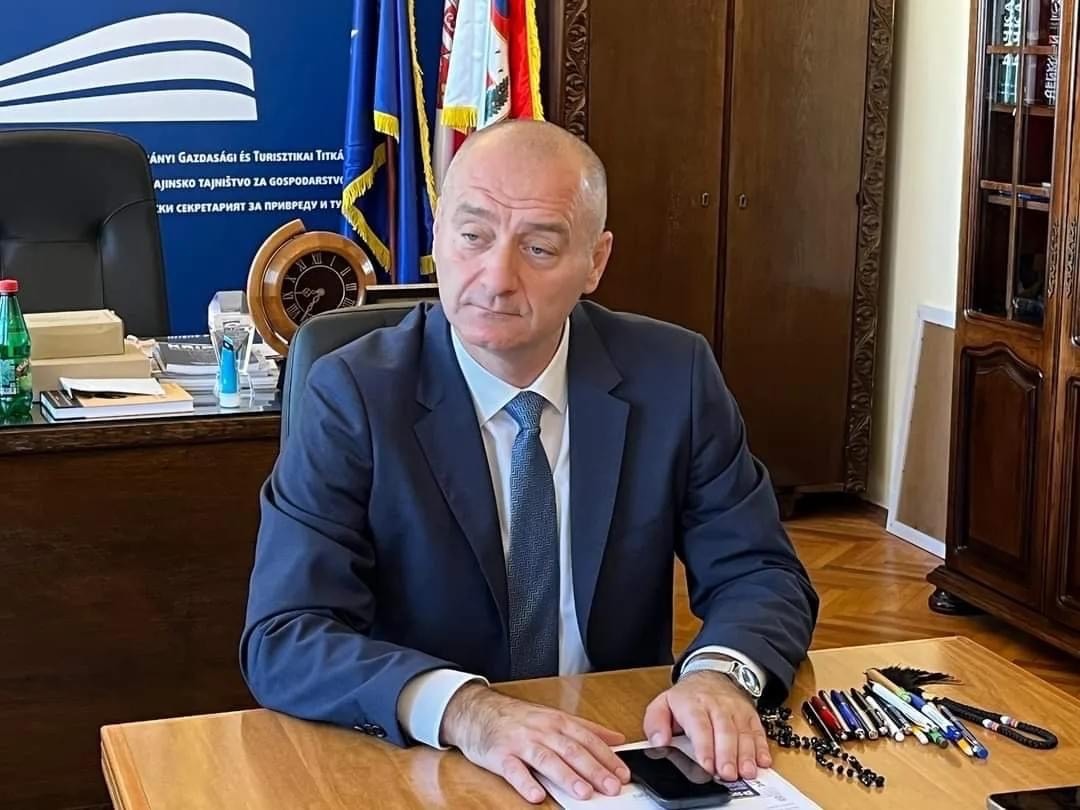 Ovaj model saradnje doprinosi razvoju i unapređenju postojećih industrija, ali i kreiranju novih radnih mesta.