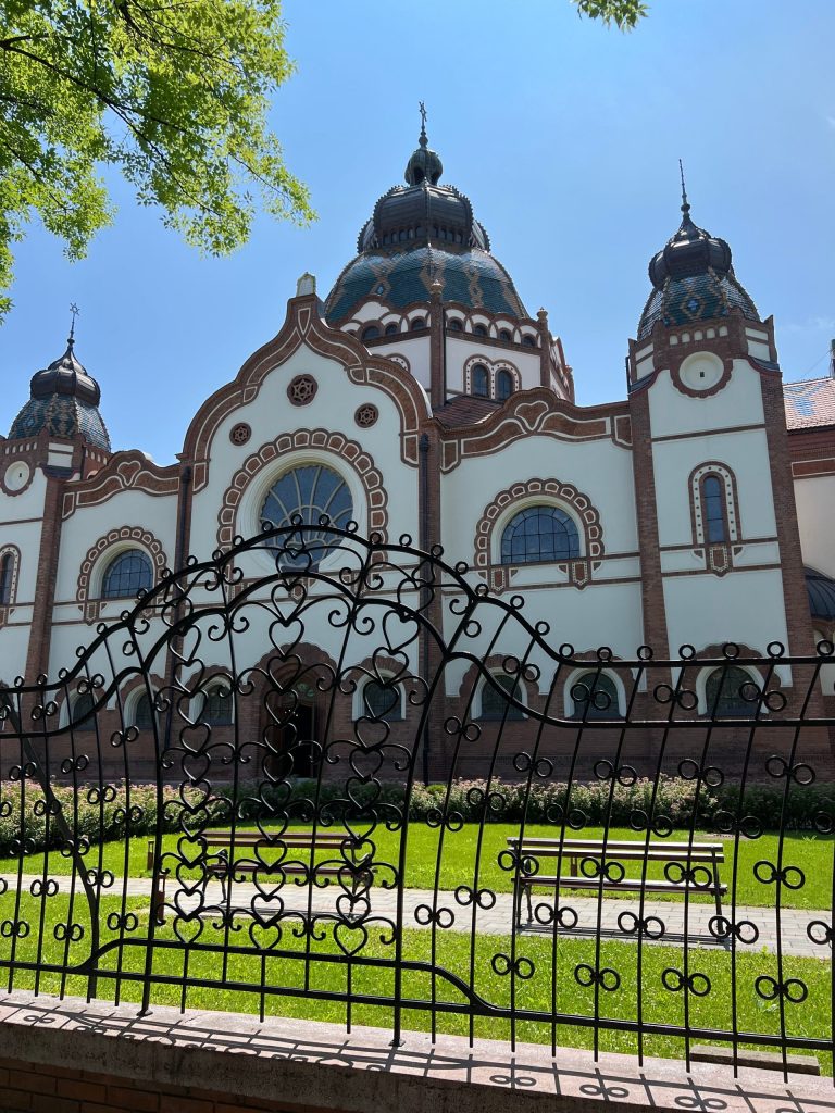 Secesija u Subotici: grad koji je odlučio da bude lep i nikad nije odustao 2 Prestižni portal za očuvanje arhitektonskog nasleđa za Art Nuvo uvrstio je Suboticu među deset najboljih destinacija secesije u Evropi, prepoznajući vrednost njenog jedinstvenog kulturnog identiteta.
