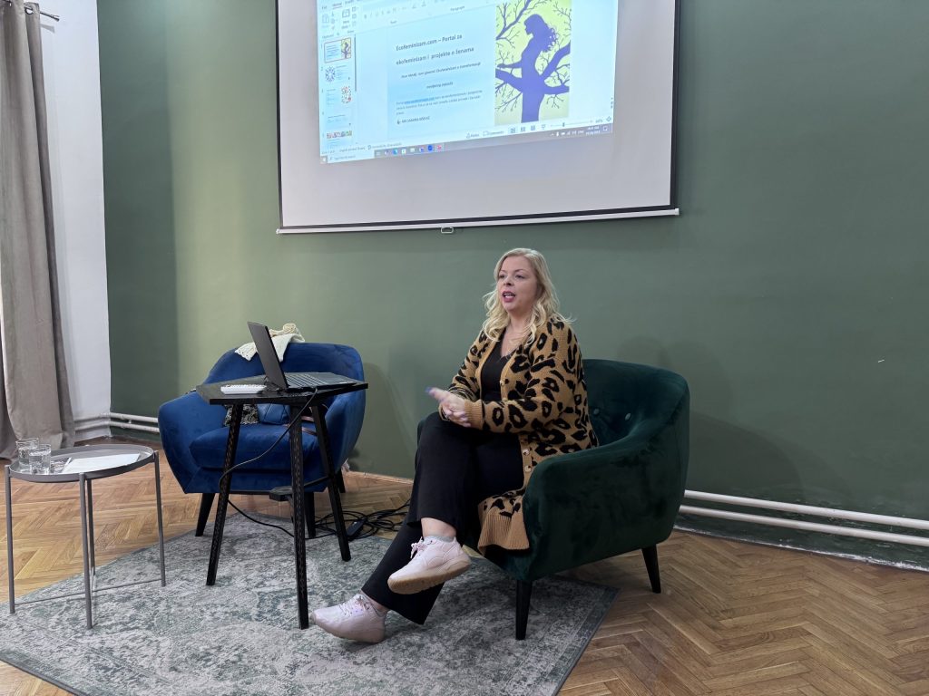 Sandra Iršević je govorila o efefeminizmu i transformaciji i medijskom pejzažu.Predstavila je svoje putovanje kroz ekofeminizam