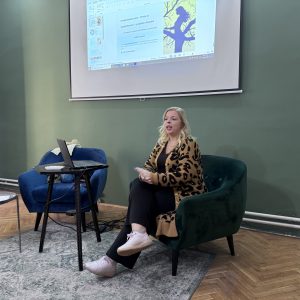 Sandra Iršević je govorila o efefeminizmu i transformaciji i medijskom pejzažu.Predstavila je svoje putovanje kroz ekofeminizam