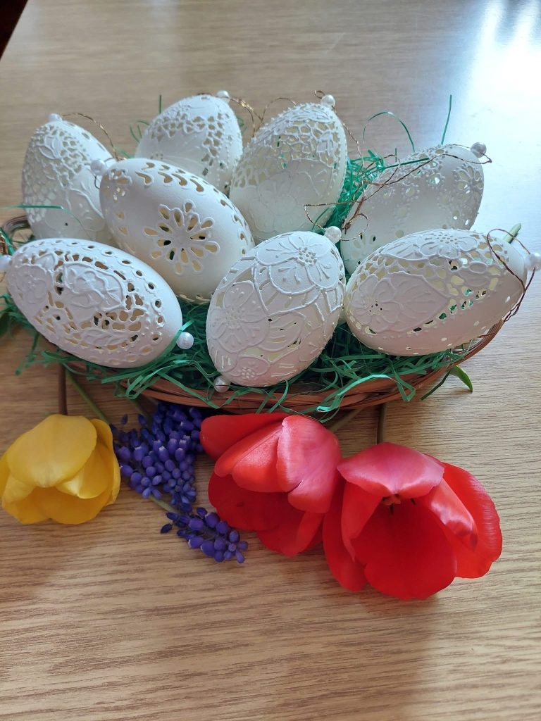 Tradicionalno ukrašavanje uskršnjih jaja šling.Foto:privatna arhiva