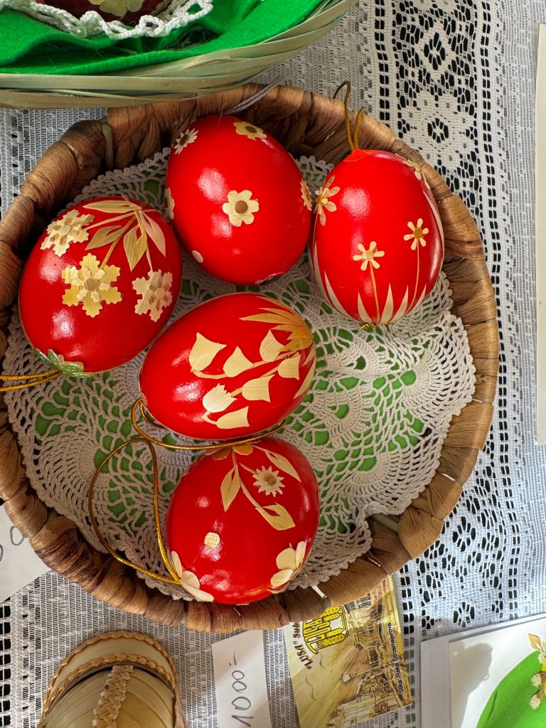 Zlatne niti na uskršnjim jajima.