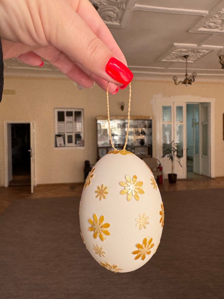 ukrašavanje jaja slamom i šlingovanje, prava remek-dela narodne umetnosti koja zaslužuju posebnu pažnju.