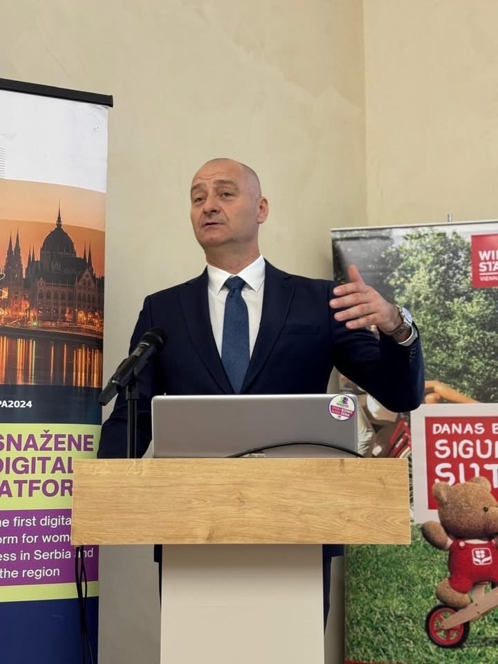 Pokrajinski sekretar za privredu i turizam Nenad Ivanišević govori na konferenciji
