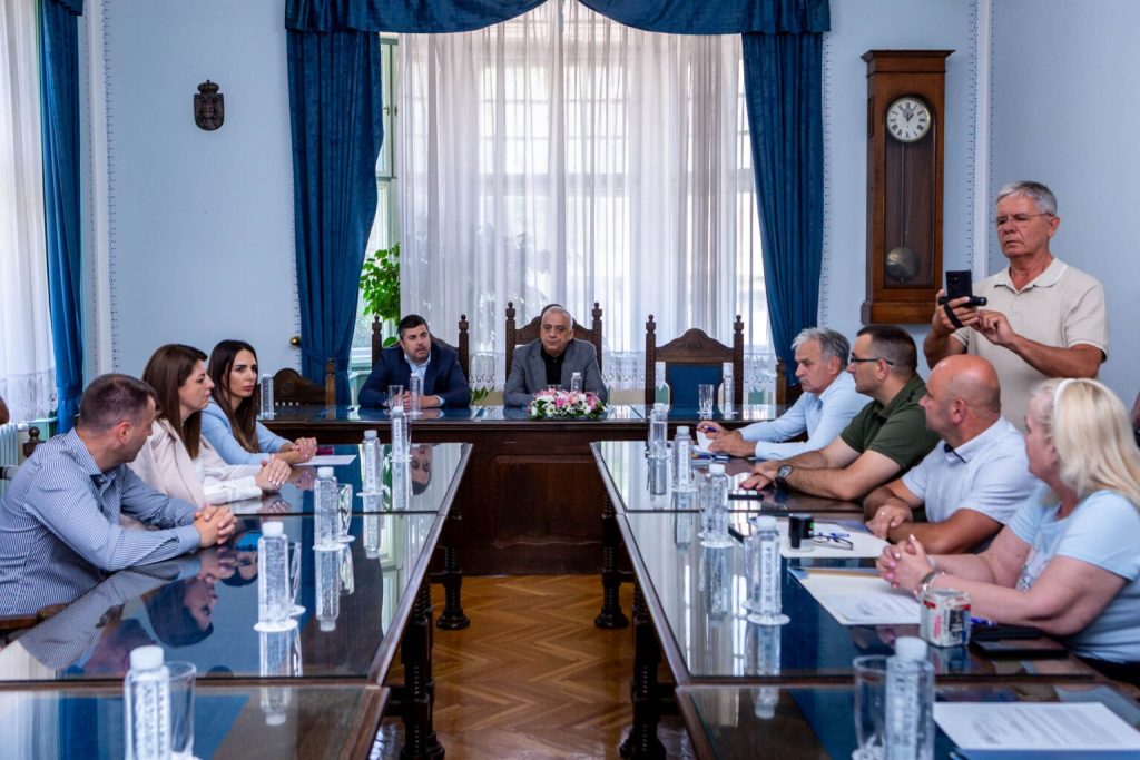 Ugovore su potpisali predstavinici: Grada Subotice i opština Bačka Topola, Mali Iđoš, Senta i Čoka o davanju na korišćenje opreme za sakupljanje i reciklažu otpada – kanti za primarnu separaciju otpada.