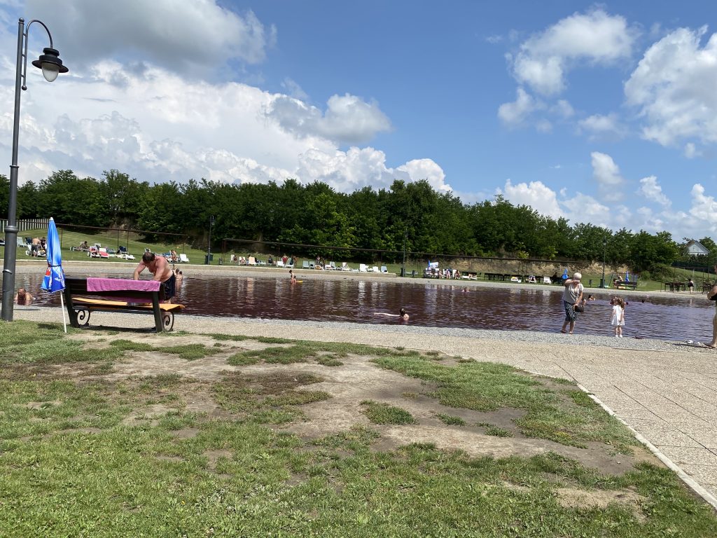 Posetioci uživaju na obali ružičastog jezera u Pačiru tokom leta 2025.Foto:Sandra Iršević