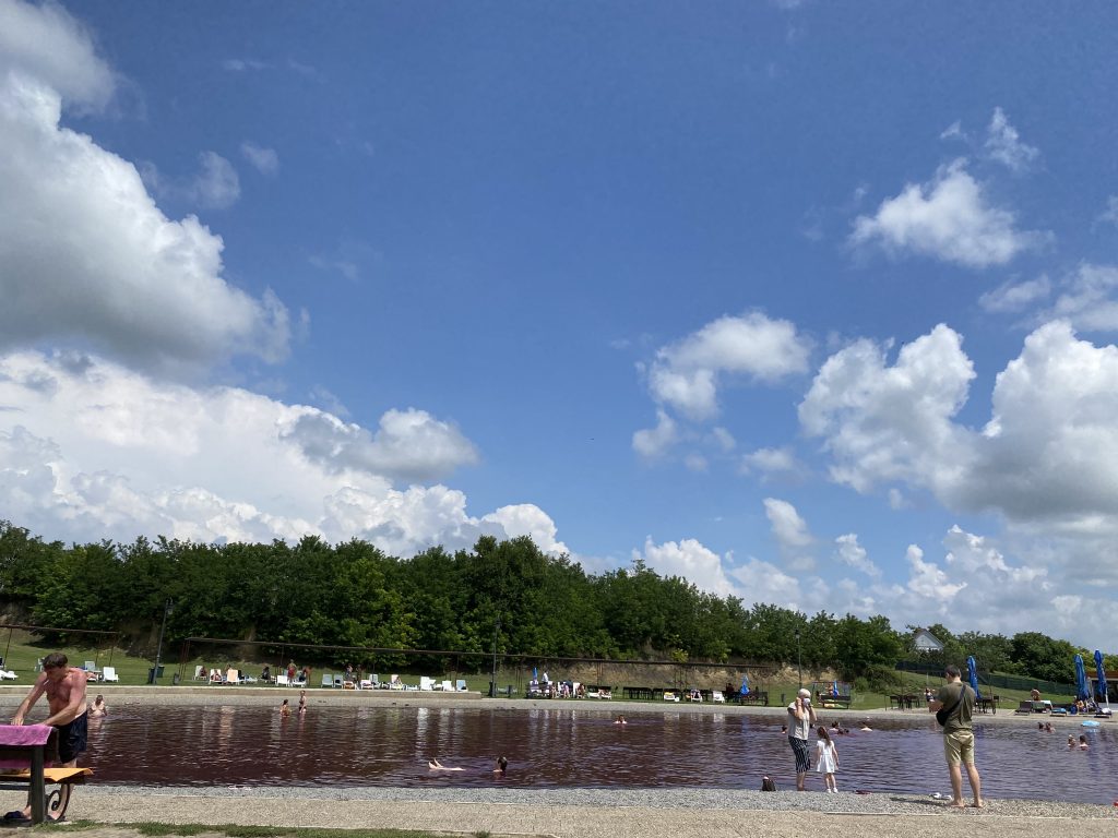 Pink jezero u Pačiru 2025. godine sa kupačima i zelenim okruženjem. Foto:Sandra Iršević