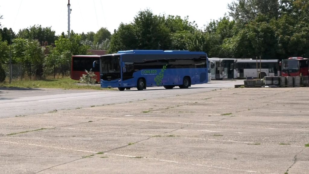 Novi autobus na prirodni gas u krugu firme, spremna za uvođenje u gradski prevoz.