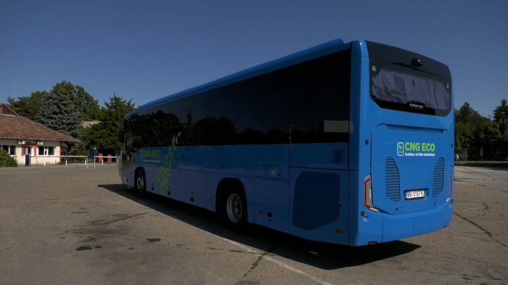 Autobus na prirodni gas parkiran u dvorištu prevoznog preduzeća.