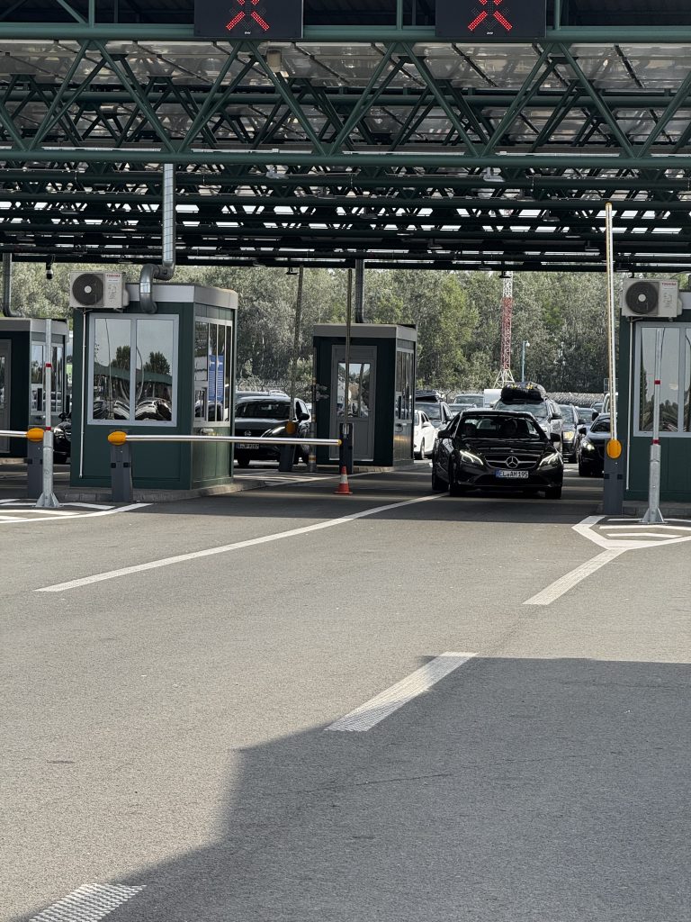 Granični prelaz Horgoš ulaz u  Srbije. Čeka se oko sat vremena. Foto: Sandra Iršević