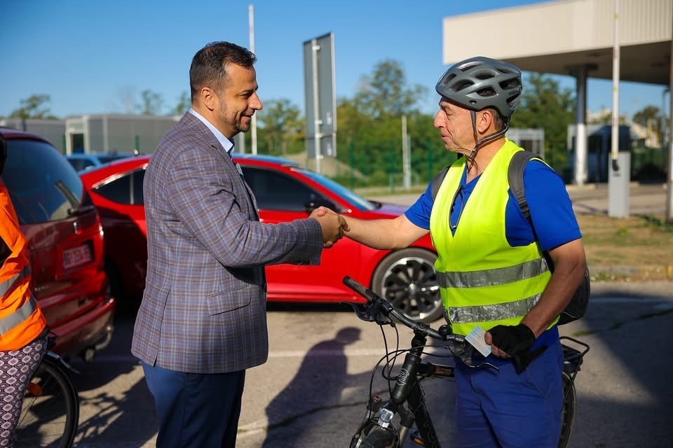 Projekt menadžer Akoš Ujhelji dočekuje bicikliste u Subotici. Foto: Optibajk/Fejsbuk