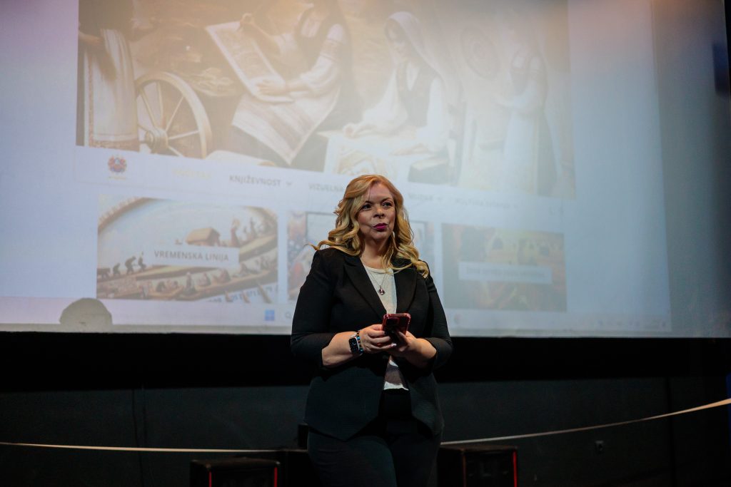 Sandra Iršević na promociji doktorskog umetničkog projekta.