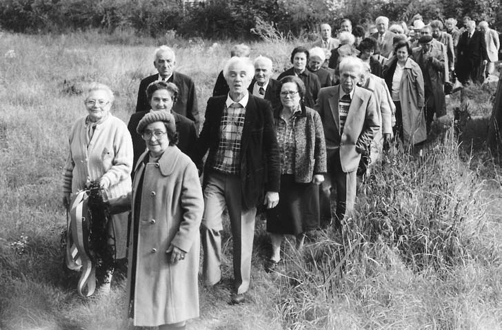 Posleratni život: Hodočašće po stratištima. Magda je u prvom redu, bez kape
(Segedin, 3. X. 1995)
Slika 18a
Posleratni život.