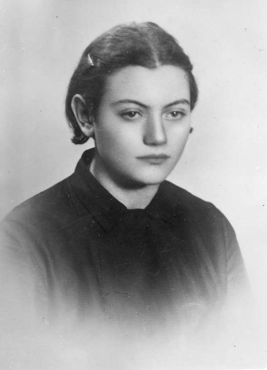 Godina hapšenja – Magda neposredno nakon polaganja maturskog
ispita. Završne razrede gimnazije je pohađala u Kikindi, ali je zbog
političkog aktivizma izbačena iz škole, te je maturski polagala u
Subotici, pred komisijom
