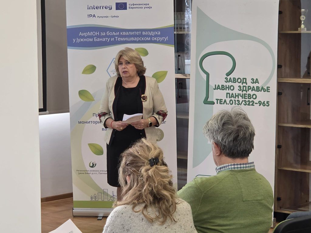 Govornica na AirMON konferenciji ispred promotivnih banera projekta i Zavoda za javno zdravlje Pančevo.