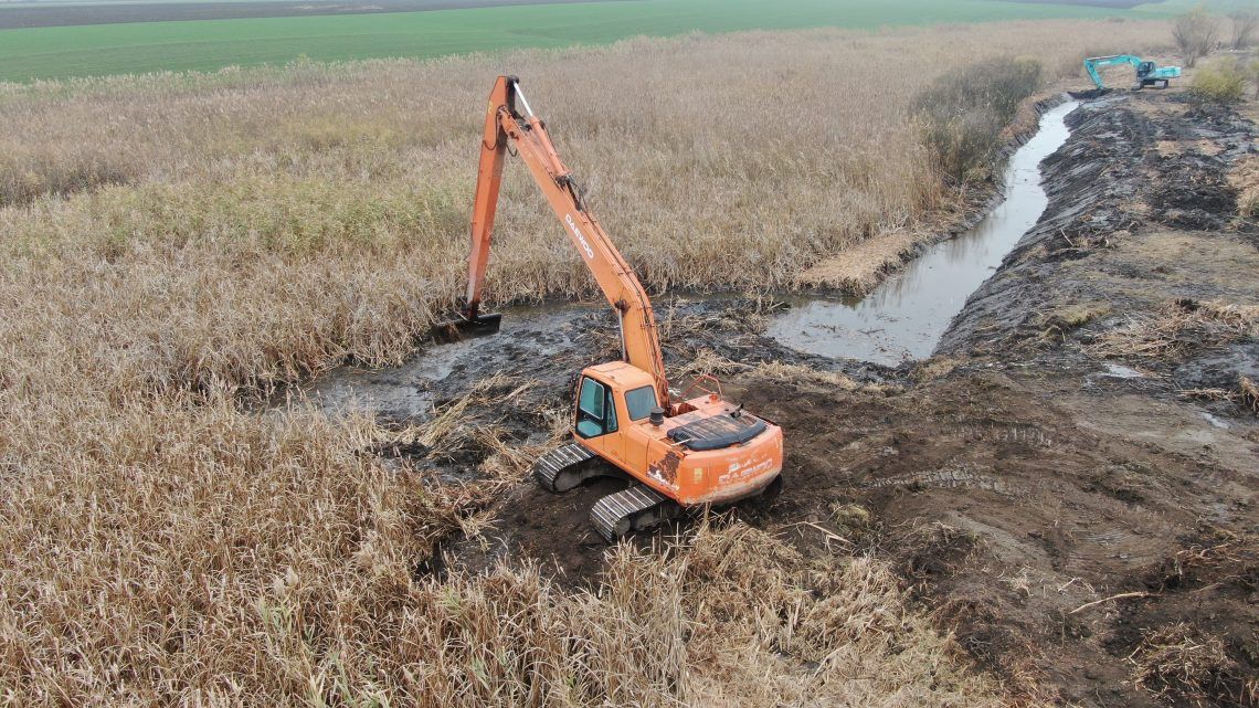 Mehanizacija na terenu tokom radova na čišćenju jezera i kanala Kraljevac.