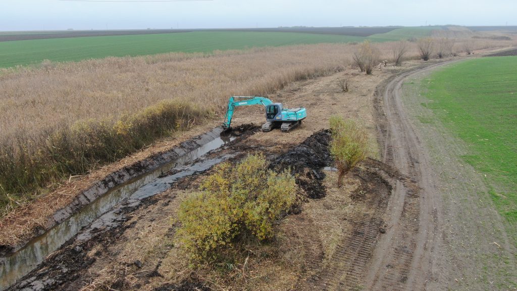 Kobelco bager na čišćenju kanala u blizini lokaliteta Kraljevac.