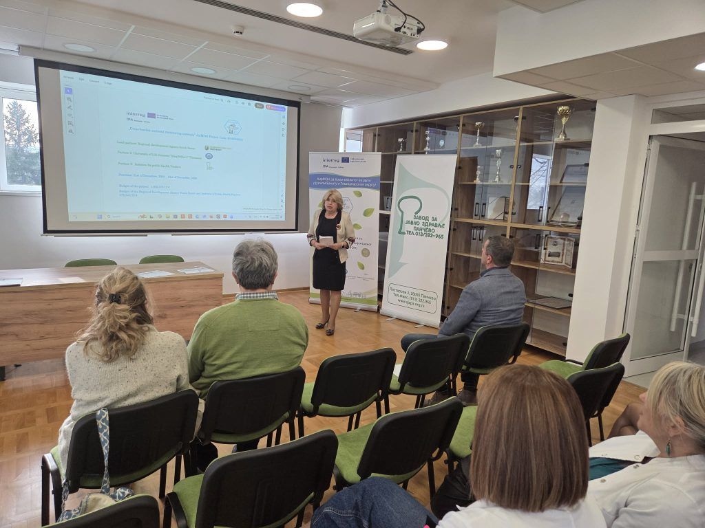 Prezentacija projekta AirMON u sali Zavoda za javno zdravlje Pančevo sa učesnicima i projekcionim platnima.