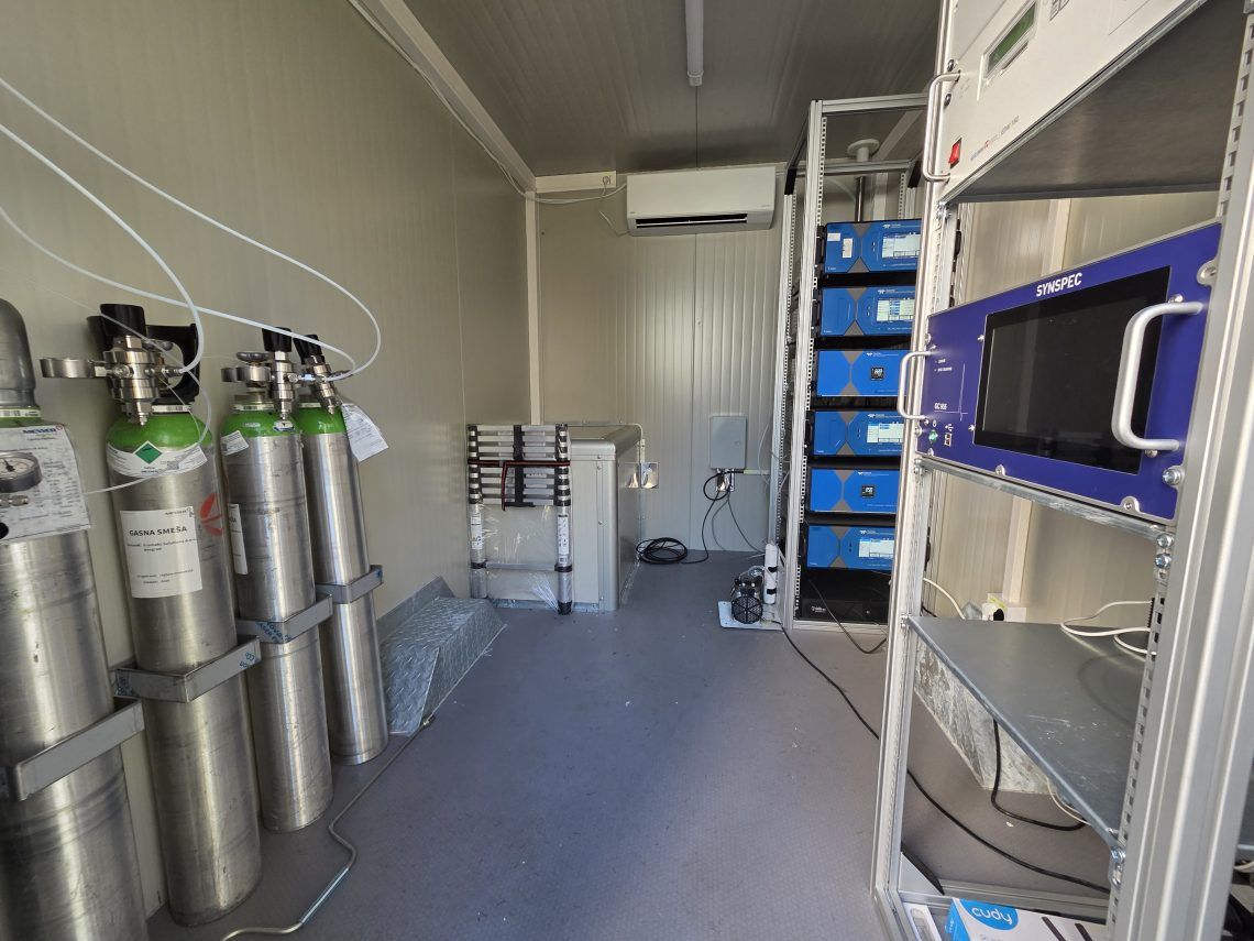 Bela mobilna laboratorija na prikolici za automatsko praćenje kvaliteta vazduha na otvorenom.