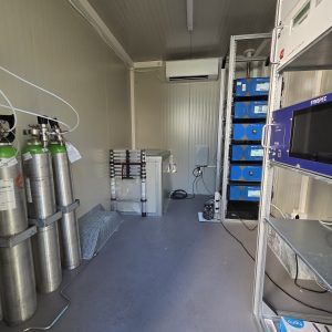 Bela mobilna laboratorija na prikolici za automatsko praćenje kvaliteta vazduha na otvorenom.