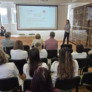 Učesnici prate izlaganje o projektu Put banatskog meda.