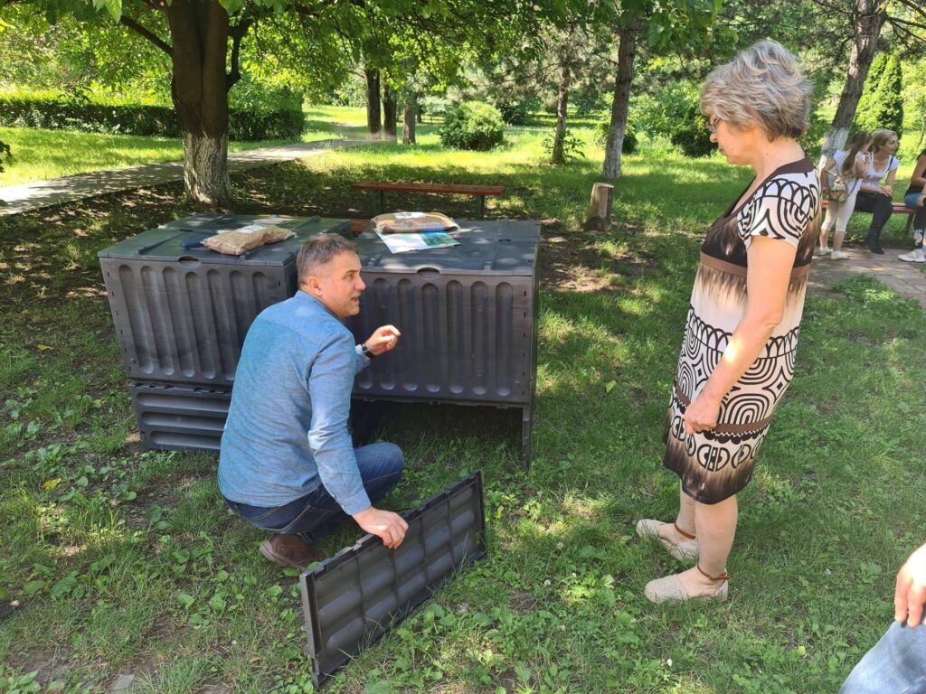 Komposter u dvorištvu