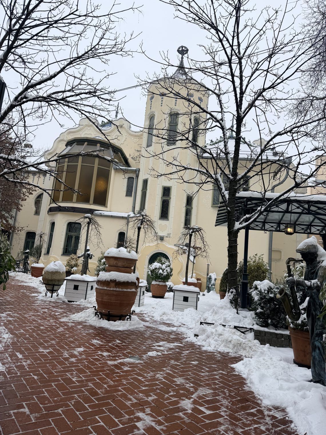 Subotica sneg Matije Korvina, statua saksofoniste Subotica, zima u Subotici centar.