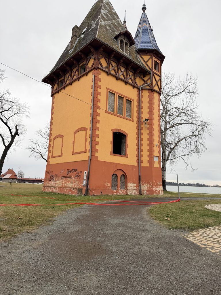 Pogled na vilu Bogojvar sa pešačke staze na Paliću, kulturno dobro Subotice.