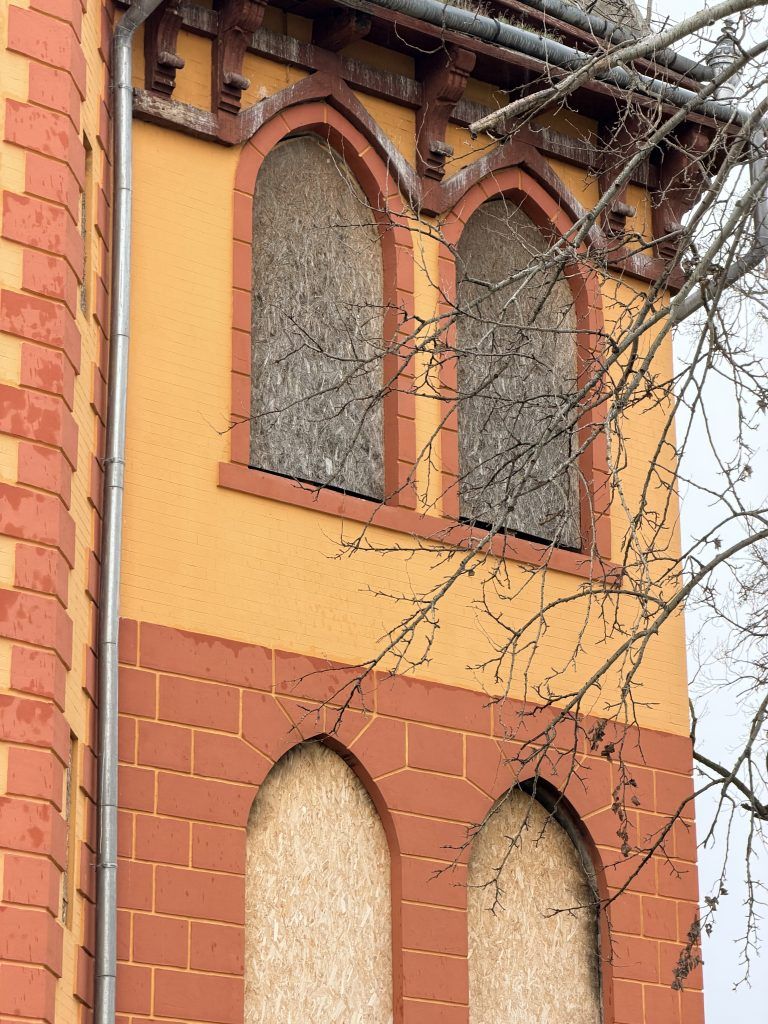 Karakteristični pravougaoni prozori i dekorativna opeka na fasadi vile Bogojvar.