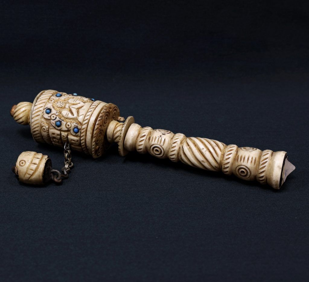 Ovaj egzotični predmet verovatno potiče sa samog kraja devetnaestog veka i predstavlja deo zaostavštine poznatog subotičkog barona i lovca Vojnića.