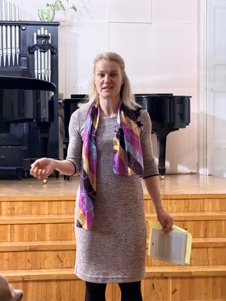 Recenzentkinja dr Margareta Bašaragin objasnila je značaj ovakvog pristupa.