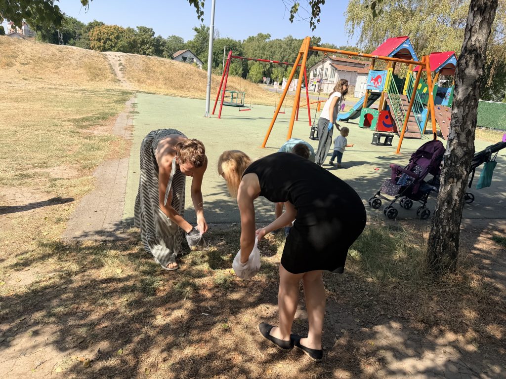 U akciji skupljanja opušaka kod dečjeg igrališta.Foto: Sandra Iršević