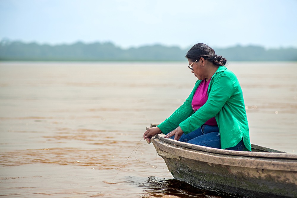 Prava reka: 2025 Goldman Prize winner Mari Luz Canaquiri Murayari on the Marañón River (Photo: Goldman Environmental Prize)