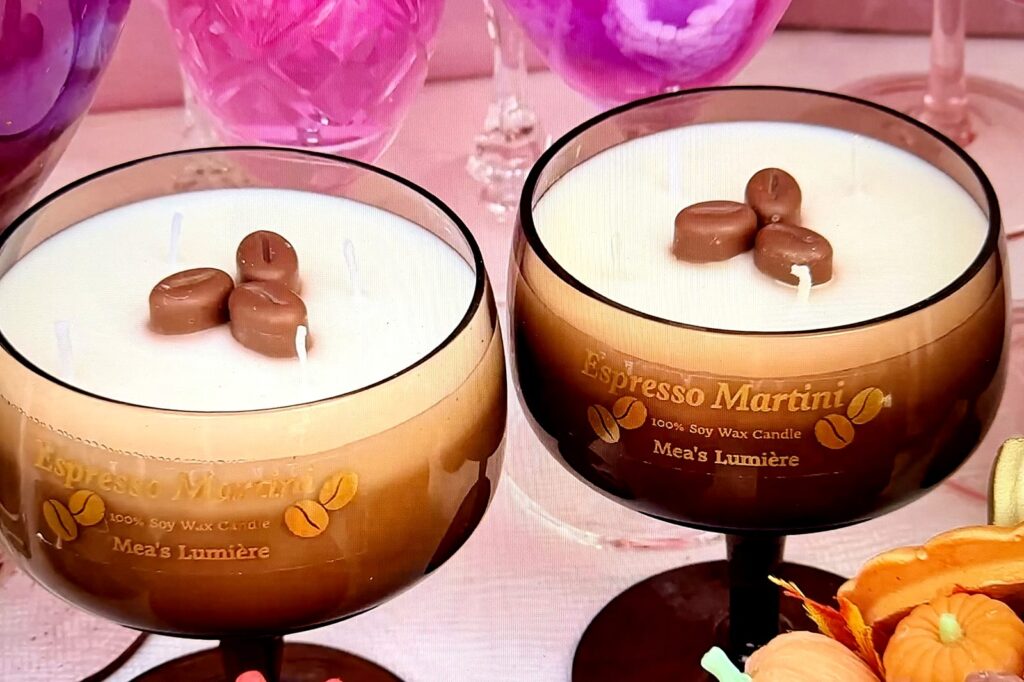 Sveće od repičinog voska: priča Subotičanke Anese Distel 3 Mirisne sveće Espresso Martini u staklenim čašama sa zrnima kafe od voska