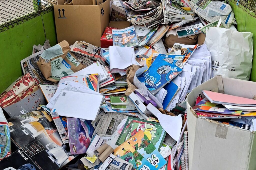 Merenje starog papira na vagi tokom akcije zamene papira za sadnice ispred Spensa
