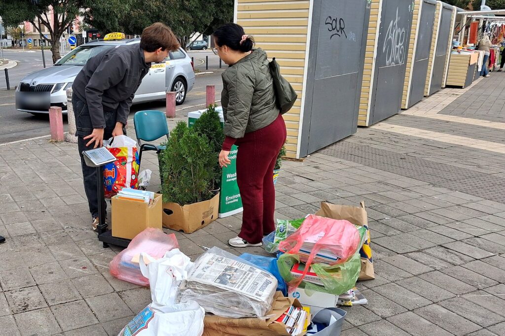 Kontejner pun starih novina, udžbenika i kartonskih kutija za reciklažu