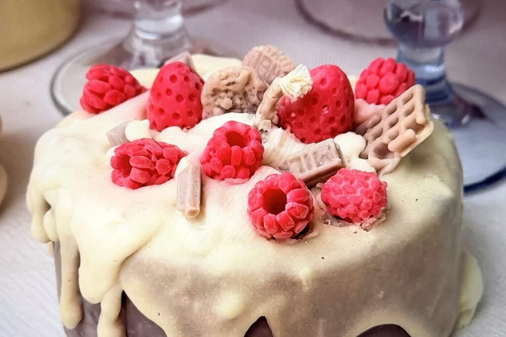 Sveće od repičinog voska: priča Subotičanke Anese Distel 5 Sveća u obliku torte sa malinama i jagodama od voska