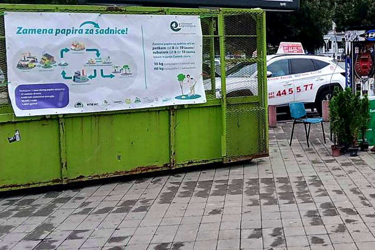 Baner akcije zamene papira za sadnice na zelenom kontejneru u Novom Sadu
