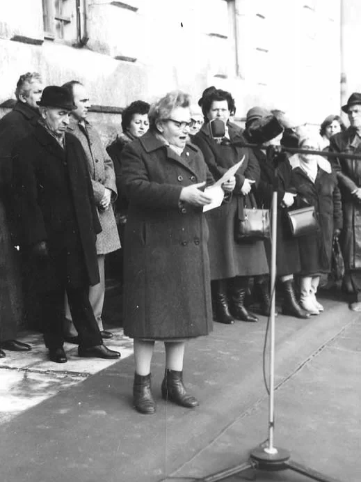 Magda Bošan Simin: Heroina čiju priču mladi tek otkrivaju 🕊️
Rođena 1922. u Senti, Magda je kao gimnazijalka postala članica SKOJ-a i otpočela svoj revolucionarni put. Uhapšena 1941. godine, prošla je kroz najzloglasniji logore - Dahau, Bergen-Belzen, gde je preživela zahvaljujući ženskoj solidarnosti.
“Ratni zločini ne zastarevaju, rane od tih zločina ne zaceljuju ni u deci, ni u unucima… To se mora govoriti, neprekidno.” - Nevena Simin
Pročitajte celu priču na www.ecofeminizam.com 💜
Tekst nastao u okviru projekta „Antifašizam kroz žensku perspektivu: Sećanje na heroine borbe” uz podršku Ministarstva informisanja i telekomunikacija.
Za sadržaj odgovornost snosi UG „Malin” i redakcija portala “Ecofeminizam”. Stavovi u tekstu ne odražavaju nužno stavove Ministarstva.
#magdabosansimin #antifasizam #zenskaistorija #zenskasolidarnost #holokaust #drugisvetskirat #ecofeminizam #zenskeheroine #pamcenje #nikadavise #zenskaperspektiva #istorijaзena #otpor #skoj #subotica #senta #vojvodina #zeneuborbi